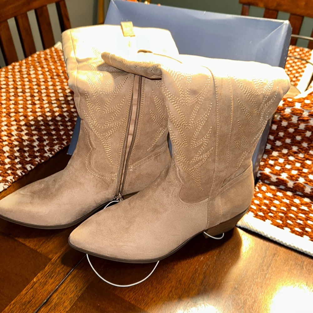 NWT- Sadie western boots